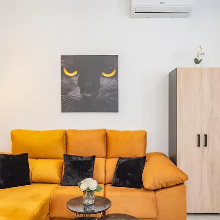 The Juanita Reina's Jacuzzi Apartment